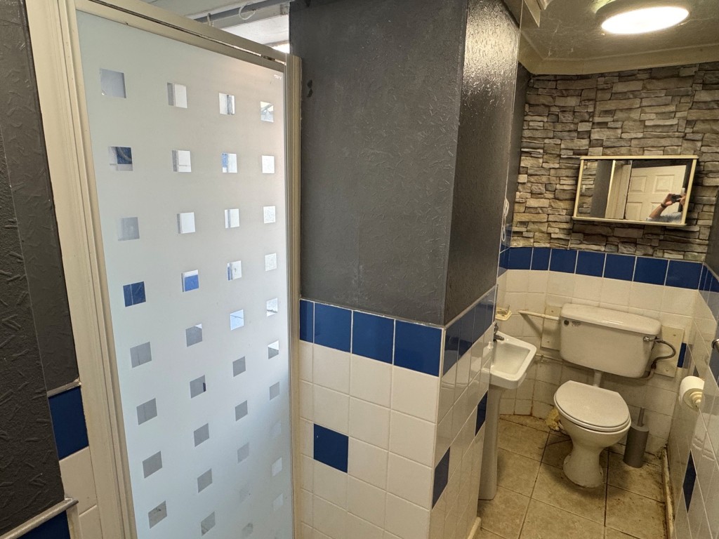 Lot: 115 - SPLIT LEVEL FLAT FOR INVESTMENT OR OCCUPATION - The Shower Room